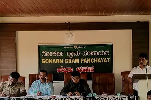 Gokrna ಪಂಚಾಯತಿ ಸಭಾಂಗಣದಲ್ಲಿ ಸ್ಥಳೀಯ ಸ್ವಚ್ಛತೆ ಮತ್ತಿತರ ಪ್ರಮುಖ ಸಮಸ್ಯೆಗಳ ಬಗ್ಗೆ ಕುಮಟಾ ಉಪವಿಭಾಗೀಯ ಅಧಿಕಾರಿ ಪಿ. ಶ್ರವಣಕುಮಾರ ನೇತೃತ್ವದಲ್ಲಿ ತಾಲೂಕಿನ ವಿವಿಧ ಇಲಾಖಾ ಅಧಿಕಾರಿಗಳ ವಿಶೇಷ ಸಭೆ ನಡೆಯಿತು. 