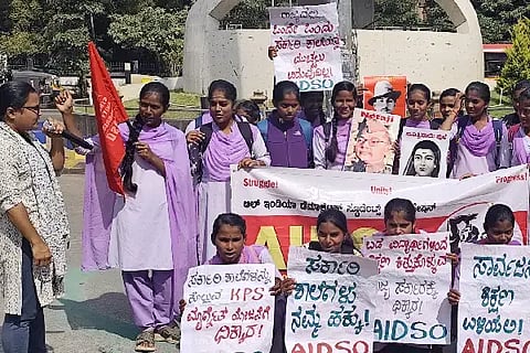 ವಿಜಯಪುರ ನಗರದ ಡಾ.ಬಿ.ಆರ್. ಅಂಬೇಡ್ಕರ್ ವೃತ್ತದಲ್ಲಿ ಎಐಡಿಎಸ್‌ಒ ನೇತೃತ್ವದಲ್ಲಿ ವಿದ್ಯಾರ್ಥಿನಿಯರು ಪ್ರತಿಭಟನೆ ನಡೆಸಿದರು. ಕಾವೇರಿ ರಜಪೂತ, ಸುಧಾರಾಣಿ ಕೋಲುರ, ವರದಾ ಧರ್ಮಶೆಟ್ಟಿ ಮತ್ತಿತರರಿದ್ದಾರೆ.