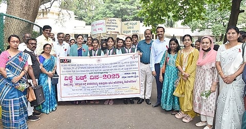 ತುಮಕೂರಿನಲ್ಲಿ ಏಡ್ಸ್​ ಜಾಗೃತಿ ಜಾಥಗೆ ನ್ಯಾ.ನೂರುನ್ನೀಸ ಚಾಲನೆ ನೀಡಿದರು. ಡಾ.ಮೋಹನ್​ದಾಸ್​,  ಡಾ.ಚಂದ್ರಶೇಖರ್​,  ಡಾ.ಅಶೋಕ್​ ಮತ್ತಿತರರು ಇದ್ದರು.