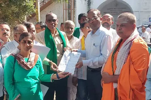 ವಿಜಯಪುರ ಜಿಲ್ಲಾಡಳಿತಕ್ಕೆ ಅಖಂಡ ಕರ್ನಾಟಕ ರೈತ ಸಂಘದ ಪದಾಧಿಕಾರಿಗಳು ಮನವಿ ಸಲ್ಲಿಸಿದರು. ಪ್ರಧಾನ ಕಾರ್ಯದರ್ಶಿ ಅರವಿಂದ ಕುಲಕರ್ಣಿ,  ಮಲ್ಲಿಕಾರ್ಜುನ ಬಟಗಿ, ಸಂಗನಬಸವ ಶ್ರೀಗಳು, ಉಮೇಶ ವಾಲೀಕಾರ ಮತ್ತಿತರರಿದ್ದಾರೆ.