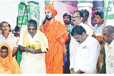ಅಳವಂಡಿ ಸಮೀಪದ ಮೋರನಹಳ್ಳಿ ಗ್ರಾಮದಲ್ಲಿ ಶ್ರೀ ಗೋಣಿ ಬಸವೇಶ್ವರ ಸ್ವಾಮಿ ಕಾರ್ತಿಕೋತ್ಸವದಲ್ಲಿ ಶ್ರೀ ಮರುಳಾರಾಧ್ಯ ಶಿವಾಚಾರ್ಯರು ಮಾತನಾಡಿದರು. ಮಾಜಿ ಸಿಎಂ ಆಪ್ತ ಕಾರ್ಯದರ್ಶಿ ಮಲ್ಲೇಶಪ್ಪ ಹೊರಪೇಟಿ, ಪ್ರಮುಖರಾದ ಮುತ್ತಯ್ಯ ಬ್ರಹನ್ಮಠ, ಅಂದಪ್ಪ ಚಿಲಗೋಡ್ರ, ಹನುಮಂತ ಸಾಹುಕಾರ ಇದ್ದರು.