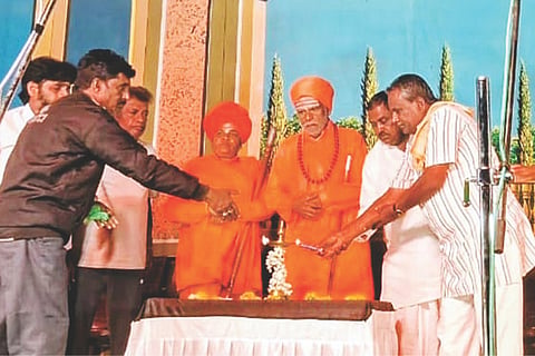 ಅಳವಂಡಿ ಸಮೀಪದ ಹಿರೇಸಿಂದೋಗಿ ಗ್ರಾಮದಲ್ಲಿ ಸುಪಾರಿ ಸರೋಜಾ ನಾಟಕ ಪ್ರದರ್ಶನಕ್ಕೆ ಶ್ರೀ ಸಿದ್ದೇಶ್ವರ ಶಿವಾಚಾರ್ಯರು ಚಾಲನೆ ನೀಡಿದರು. ಹಿರೇಸಿಂದೋಗಿಯ ಚಿದಾನಂದ ಸ್ವಾಮೀಜಿ, ಪ್ರಮುಖರಾದ ಖಾಜಾಹುಸೇನ್, ಶರಣಬಸವ ರಡ್ಡಿ, ನಿಂಗಪ್ಪ, ರಾಚಯ್ಯ ಸ್ವಾಮಿ, ನೂರುದ್ದೀನ್ ಇತರರಿದ್ದರು.