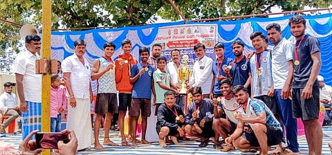 ಕಾತರಕಿ-ಗುಡ್ಲಾನೂರ ಗ್ರಾಮದಲ್ಲಿ ಆಯೋಜಿಸಿದ್ದ ರಾಜ್ಯಮಟ್ಟದ ಹೊನಲು ಬೆಳಕಿನ ಖೋ-ಖೋ ಪಂದ್ಯಾವಳಿಯಲ್ಲಿ ವಿಜೇತ ತಂಡಕ್ಕೆ ಬಹುಮಾನ ವಿತರಿಸಲಾಯಿತು. ಪ್ರಮುಖರಾದ ವಿರೂಪಾಕ್ಷಗೌಡ್ರು, ಯಲ್ಲನಗೌಡ, ಬಸವರಾಜ, ಸಿದ್ದನಗೌಡ ಇತರರಿದ್ದರು.