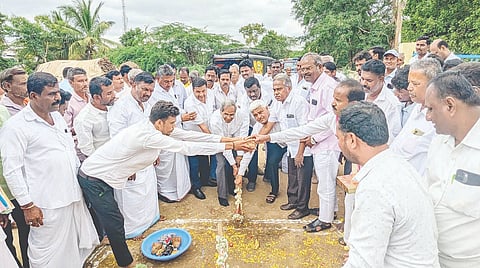 ಕವಲೂರು ಗ್ರಾಮದಲ್ಲಿ ವಿವಿಧ ಕಾಮಗಾರಿಗಳಿಗೆ ಶಾಸಕ ಕೆ.ರಾಘವೇಂದ್ರ ಹಿಟ್ನಾಳ ಭೂಮಿಪೂಜೆ ನೆರವೇರಿಸಿದರು. ಜಿಪಂ ಮಾಜಿ ಅಧ್ಯಕ್ಷ ಎಸ್.ಬಿ. ನಾಗರಳ್ಳಿ, ನಗರಾಭಿವೃದ್ಧಿ ಪ್ರಾಧಿಕಾರದ ಅಧ್ಯಕ್ಷ ಪ್ರಸನ್ನ ಗಡಾದ, ಗೂಳಪ್ಪ ಹಲಗೇರಿ, ಬಾಲಚಂದ್ರ ಇತರರಿದ್ದರು.
