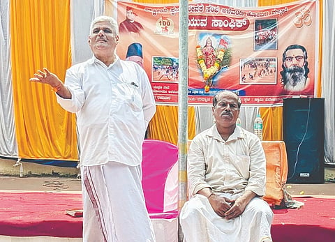 ಅಳವಂಡಿ ಗ್ರಾಮದಲ್ಲಿ ಆಯೋಜಿಸಿದ್ದ ಯುವ ಸಾಂಘಿಕ್ ಕ್ರೀಡಾಕೂಟದ ಸಮಾರೋಪ ಸಮಾರಂಭದಲ್ಲಿ ಆರ್‌ಎಸ್‌ಎಸ್ ಜಿಲ್ಲಾ ವ್ಯವಸ್ಥಾಪಕ ಬೂದೇಶ ಪಟವಾರಿ ಮಾತನಾಡಿದರು. ಸಂಘದ ಪ್ರಮುಖ ಬಸವರಡ್ಡಿ ರಾಮರಡ್ಡಿ ಇದ್ದರು.