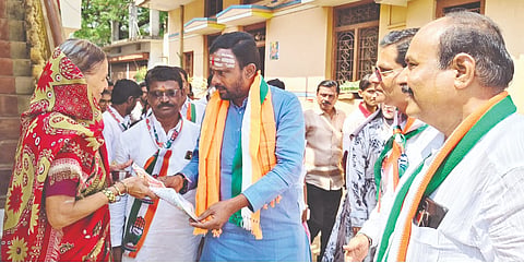 ಅಮೀನಗಡ ಪಟ್ಟಣದ ವಿವಿಧ ವಾರ್ಡ್ಗಳಲ್ಲಿ ಶಾಸಕ ವಿಜಯಾನಂದ ಕಾಶಪ್ಪನವರ ನೇತೃತ್ವದಲ್ಲಿ ಕಾಂಗ್ರೆಸ್ ಮುಖಂಡರು ಮತ್ತು ಕಾರ್ಯಕರ್ತರು ಮನೆ ಮನೆಗೆ ತೆರಳಿ ಪ್ರಚಾರ ನಡೆಸಿದರು.