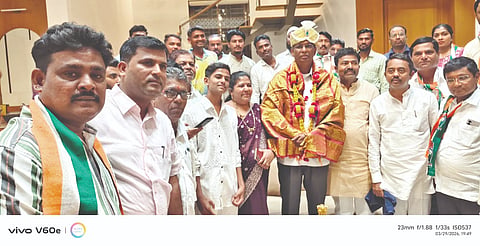 ಅಮೀನಗಡ ಪಟ್ಟಣದಲ್ಲಿ ಲೋಕೋಪಯೋಗಿ ಸಚಿವ ಸತೀಶ ಜಾರಕಿಹೊಳಿ ಅವರನ್ನು ಕಾರ್ಯಕರ್ತರು ಸನ್ಮಾನ ಮಾಡಿ, ಗೌರವಿಸಿದರು. ಕಾಂಗ್ರೆಸ್ ಮುಖಂಡ ಮಲ್ಲಿಕಾರ್ಜುನ ಚರಂತಿಮಠ, ಶಾಸಕರಾದ ಎನ್.ಎಚ್. ಕೋನರಡ್ಡಿ, ಭೀಮಸೇನ ಚಿಮ್ಮನಕಟ್ಟಿ, ಜಿ.ಪಂ. ಮಾಜಿ ಅಧ್ಯಕ್ಷೆ ಬಾಯಕ್ಕ ಮೇಟಿ, ಇತರರಿದ್ದರು.