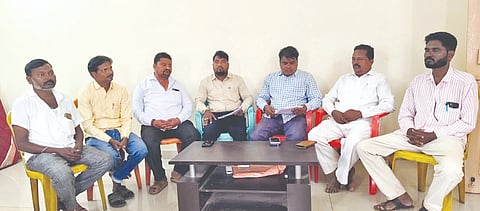 ಅಮೀನಗಡ ಪಟ್ಟಣದ ಪ್ರವಾಸಿ ಮಂದಿರದಲ್ಲಿ ಬುಧವಾರ ಪ.ಪಂ. ಸದಸ್ಯರಾದ ಸಂಜಯ ಐಹೊಳ್ಳಿ, ರಮೇಶ ಮುರಾಳ ಸುದ್ದಿಗೋಷ್ಠಿಯಲ್ಲಿ ಮಾತನಾಡಿದರು. ಸದಸ್ಯರಾದ ತುಕ್ಕಪ್ಪ ಲಮಾಣಿ, ರಾಘವೇಂದ್ರ ಮುಳ್ಳೂರ, ಗಣೇಶ ಚಿತ್ರಗಾರ ಇತರರಿದ್ದರು.