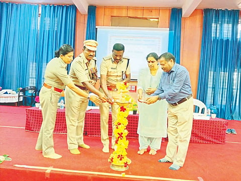 ಐಮಂಗಲ ಪೊಲೀಸ್ ತರಬೇತಿ ಶಾಲೆಯಲ್ಲಿ ಆಯೋಜಿಸಿದ್ದ ಅಬಕಾರಿ ಪೊಲೀಸ್ ಪೇದೆಗಳ ಬುನಾದಿ ತರಬೇತಿಗೆ ಪೊಲೀಸ್ ಉಪ ಮಹಾ ನಿರ್ದೇಶಕ (ತರಬೇತಿ) ಡಿ. ದೇವರಾಜ್ ಚಾಲನೆ ನೀಡಿದರು. ಪಿ. ಪಾಪಣ್ಣ, ಡಾ.ಡಿ. ಮಾದೇಶ್,   ಶೈಲಜಾ ಕೋಟೆ, ಕೆ. ಆಶಾಲತಾ ಇತರರು ಇದ್ದರು. Excise