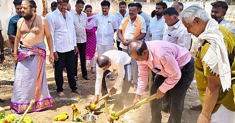 ಆನೇಕಲ್​ ತಾಲೂಕಿನ ನೆರಳೂರು ಗ್ರಾಪಂ ವ್ಯಾಪ್ತಿಯ ಸರ್ಕಾರಿ ಶಾಲೆಯ ಆವರಣದಲ್ಲಿ ಹಮ್ಮಿಕೊಂಡಿದ್ದ ಕಟ್ಟಡ ಕಾಮಗಾರಿಗೆ ಶಾಸಕ ಬಿ.ಶಿವಣ್ಣ ಭೂಮಿ ಪೂಜೆ ನೆರವೇರಿಸಿದರು. ಕ್ಷೇತ್ರ ಶಿಕ್ಷಣಾಧಿಕಾರಿ ಗುರುಮೂರ್ತಿ, ದಾನಿಗಳಾದ ಯಲ್ಲಾರೆಡ್ಡಿ ಕುಟುಂಬಸ್ಥರು, ಸ್ಥಳಿಯ ಜನಪ್ರತಿನಿಧಿಗಳಾದ ನಾರಾಯಣಸ್ವಾಮಿ, ವೆಂಕಟೇಶ್​, ಅನಂತ್​, ಪಿಳ್ಳಪ್ಪ, ಗ್ರಾಪಂ ಅಧಿಕಾರಿಗಳು ಇದ್ದರು.