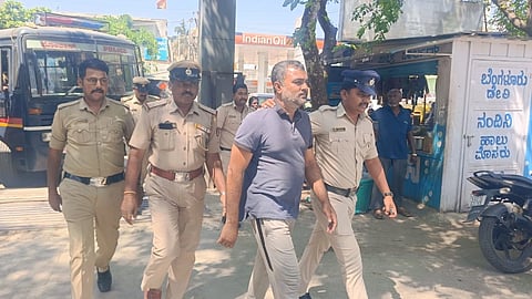 ಆನೇಕಲ್​ ನ್ಯಾಯಾಲಯಕ್ಕೆ ಆರೋಪಿ ಮೋಹನ್​ ಬಾಬು ಎಂಬಾತನನ್ನು ಹಾಜರುಪಡಿಸಿದ ಪೊಲೀಸರು.
