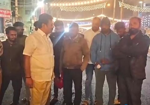 ಆನೇಕಲ್​&-ಚಂದಾಪುರ ರಸ್ತೆಯ ಡಾಂಬರೀಕರಣ ಸ್ಥಳಕ್ಕೆ ಶಾಸಕ ಬಿ.ಶಿವಣ್ಣ ಭೇಟಿ ನೀಡಿ ಕಾಮಗಾರಿ ಪರಿಶೀಲಿಸಿದರು.