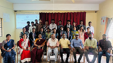 ಡಾ.ಎಸ್​.ಗೋಪಾಲರಾಜು ಪ್ರಥಮ ದರ್ಜೆ ಕಾಲೇಜಿನಲ್ಲಿ ಹಮ್ಮಿಕೊಂಡಿದ್ದ ಒಂದು ದಿನದ ಓರಿಯಂಟೇಶನ್​ ಹಾಗೂ ಅಭಿವಿನ್ಯಾಸ ಕಾರ್ಯಕ್ರಮದಲ್ಲಿ ಪ್ರೊ.ಡಾ.ಎಂ.ಬಿ.ಶೇಖರ್​, ಸಂಚಾಲಕ ವಿ.ಮುರಳಿ ಮೋಹನ್​, ಶಿಕ್ಷಾಗ್ರಹ ಸಂಸ್ಥೆಯ ವ್ಯವಸ್ಥಾಪಕ ನಾರಾಯಣ್​, ರಾಜ್ಯ ಹಂತದ ಸಂಯೋಜಕರಾದ ಬಿ.ವೆಂಕಟೇಶ್​, ಸಿ.ಸಿದ್ದರಾಜು, ಬಸವರಾಜು, ರಾಧಾ ಇತರರು ಇದ್ದರು.