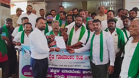 ಹಾಲಿನ ಖರೀದಿ ದರ ಹೆಚ್ಚಿಸಬೇಕೆಂದು ಆಗ್ರಹಿಸಿ ಆನೇಕಲ್​ನ ಕರುನಾಡು ರೈತ ಗೋಪಾಲಕರ ಸಂದಿಂದ ತಹಸೀಲ್ದಾರ್​ ಶಶಿಧರ್​ ಮಾಡ್ಯಾಳ್​, ಬಮುಲ್​ ನಿರ್ದೇಶಕ ಆರ್​.ಕೆ. ರಮೇಶ್​ ಅವರಿಗೆ ಮನವಿ ಸಲ್ಲಿಸಲಾಯಿತು. ಕರುನಾಡು ರೈತ ಗೋಪಾಲಕರ ಸಂಘದ ಅಧ್ಯಕ್ಷ ಎಸ್​. ಮುನಿರಾಜು, ತಾಲೂಕು ಅಧ್ಯಕ್ಷರಾದ ದಿಲೀಪ್​ ಗೌಡ, ಮುರುಗೇಶ್​, ಶ್ರೀನಿವಾಸ್​, ವೆಂಕಟೇಶ್​ ಇದ್ದರು.