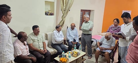 ಬನ್ನೇರುಟ್ಟ ಸಮೀಪದ ಸಕಲವಾರ ಗ್ರಾಮದ ಮೃತೆ ಸಮೀಾ ರೆಡ್ಡಿ ನಿವಾಸಕ್ಕೆ ಸಂಸದ ಡಾ. ಸಿ.ಎನ್​. ಮಂಜುನಾಥ್​ ಭೇಟಿ ನೀಡಿದ ಕುಟುಂಬಕ್ಕೆ ಸಾಂತ್ವನ ಹೇಳಿದರು. ಬೆಂ.ದಕ್ಷಿಣ ವಿಧಾನಸಭಾ ಕ್ಷೇತ್ರದ ಬಿಜೆಪಿ ಅಧ್ಯಕ್ಷ ರಾಜಶೇಖರ ರೆಡ್ಡಿ, ಬಿಜೆಪಿ ಮುಖಂಡ ಲಕ್ಷಿ$್ಮಕಾಂತ್​ ರೆಡ್ಡಿ, ಹರೀಶ್​ ರೆಡ್ಡಿ ಇದ್ದರು.