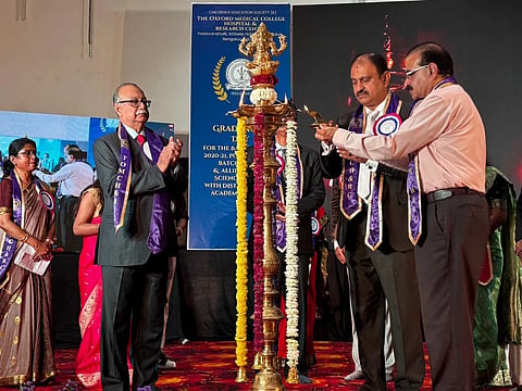 ಆನೇಕಲ್​ ತಾಲೂಕಿನ ಅತ್ತಿಬೆಲೆಯ ಆಕ್ಸ್​ಫರ್ಡ್​ ವೈದ್ಯಕಿಯ ಕಾಲೇಜಿನಲ್ಲಿ ಆಯೋಜಿಸಿದ್ದ ಘಟಿಕೋತ್ಸವವನ್ನು ತಮಿಳುನಾಡು ಕೊಯಮ್ಮತ್ತೂರಿನ ಹೃದಯ ತಜ್ಞ ಡಾ.ಭುವನೇಶ್ವರನ್​ ಉದ್ಘಾಟಿಸಿದರು. ಮಣಿಪಾಲ್​ ಆಸ್ಪತ್ರೆಗಳ ಅಧ್ಯಕ್ಷ ಡಾ.ಎಚ್​.ಸುದರ್ಶನ್​ ಬಲ್ಲಾಳ್​, ಆಕ್ಸ್​ರ್ಡ್​ ವೈದ್ಯಕಿಯ ಕಾಲೇಜಿನ ಮುಖ್ಯಸ್ಥ ನರಸಿಂಹರಾಜು ಇದ್ದರು. 