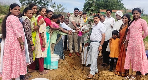 ಆನೇಕಲ್​ ತಾಲೂಕಿನ ಸುಣವಾರ ಗ್ರಾಮದಲ್ಲಿ ಹಮ್ಮಿಕೊಂಡಿದ್ದ ಪರಿಸರ ದಿನಾಚರಣೆಯಲ್ಲಿ ಪ್ರೊ.ವೆಂಕಟಸ್ವಾಮಿ ರೆಡ್ಡಿ, ಆಚಾರ್ಯ, ಮೋಹನ್​ ರೆಡ್ಡಿ, ಮಂಜುಳಾ, ಗುರೂಜಿ ಪ್ರಕಾಶ್​, ವಲಯ ಅರಣ್ಯಾಧಿಕಾರಿ ಅಣ್ಣಿಗೇರಿ ಸ್ವಾಮೀಜಿ ಶಿವಶಂಕರ್​ ರೆಡ್ಡಿ, ನಾರಾಯಣ ರೆಡ್ಡಿ ಇತರರು ಇದ್ದರು.