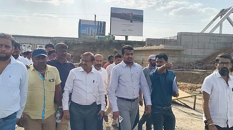 -ಬೆಂಗಳೂರು&ಚಂದಾಪುರ ಅತ್ತಿಬೆಲೆ ರಾಷ್ಟ್ರೀಯ ಹೆದ್ದಾರಿಯಲ್ಲಿ ನಡೆಯುತ್ತಿರುವ ಕಾಮಗಾರಿಯನ್ನು ಅಧಿಕಾರಿಗಳ ಜತೆ ಸಂಸದ ಡಾ.ಮಂಜುನಾಥ್​ ವೀಸಿದರು. ಹೆಬ್ಬಗೋಡಿ ನಗರಸಭೆ ಅಧ್ಯಕ್ಷೆ ಸುಜಾತಾ ಹರೀಶ್​, ಚಂದಾಪುರ ಪುರಸಭೆ ಅಧ್ಯಕ್ಷೆ ಶಾರದಾ ವರದರಾಜು, ಹಲವು ಸ್ಥಳಿಯ ಜನಪ್ರತಿನಿಧಿಗಳು, ಮುಖಂಡರು ಇದ್ದರು. 