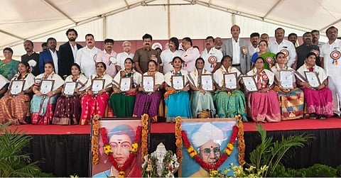 ಆನೇಕಲ್​ ತಾಲೂಕಿನ ಖಾಸಗಿ ಶಾಲೆಗಳ ಒಕ್ಕೂಟದಿಂದ ಅತ್ತಿಬೆಲೆಯ ಸೆಂಟ್​ ಫಿಲೋಮಿನಾಸ್​ ಸಂಸ್ಥೆ ಆವರಣದಲ್ಲಿ ಆಯೋಜಿಸಿದ್ದ 6ನೇ ವಾರ್ಷಿಕೋತ್ಸವ, ಶಿಕ್ಷಕರ ದಿನಾಚರಣೆ ಕಾರ್ಯಕ್ರಮದಲ್ಲಿ ವಿದ್ಯಾರ್ಥಿಗಳಿಗೆ ಪ್ರತಿಭಾ ಪುರಸ್ಕಾರ ನೀಡಿ ಸನ್ಮಾನಿಸಲಾಯಿತು. ಶಾಲಾ ಶಿಕ್ಷಣ ಮತ್ತು ಸಾಕ್ಷರತಾ ಸಚಿವ ಮಧು ಬಂಗಾರಪ್ಪ, ಆನೇಕಲ್​ ವಿಧಾನಸಭಾ ಕ್ಷೇತ್ರದ ಶಾಸಕ ಶಿವಣ್ಣ, ವಿಧಾನ ಪರಿಷತ್​ ಸದಸ್ಯರಾದ ಪುಟ್ಟಣ್ಣ, ರಾಮೋಜಿ ಗೌಡ, ಕಾಮ್ಸ್​ ಕಾರ್ಯದರ್ಶಿ ಶಶಿಕುಮಾರ್​, ಬೆಂಗಳೂರು ದಕ್ಷಿಣ ಡಿಡಿಪಿಐ ಜಯಪ್ರಕಾಶ್​ ಇತರರಿದ್ದರು. 