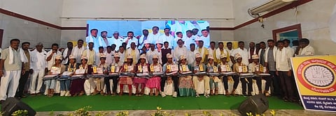 ಆನೇಕಲ್​ ತಾಲೂಕಿನ ಚಂದಾಪುರದಲ್ಲಿ ರಾಜ್ಯ ಮಗ್ಗದವರ ಸಂಘದಿಂದ ಆಯೋಜಿಸಿದ್ದ ಕಾರ್ಯಕ್ರಮದಲ್ಲಿ ಎಸ್ಸೆಸ್ಸೆಲ್ಸಿ, ಪಿಯುಸಿ ವಿದ್ಯಾರ್ಥಿಗಳಿಗೆ ಪ್ರತಿಭಾ ಪುರಸ್ಕಾರ ನೀಡಿ ಸನ್ಮಾನಿಸಲಾಯಿತು. ಕರ್ನಾಟಕ ಮಗ್ಗದ ಸಂಘದ ಸಂಸ್ಥಾಪಕ ಅಧ್ಯಕ್ಷ ಸರ್ಜಾಪುರ ಯೋಗೇಶ್​, ಪ್ರಧಾನ ಕಾರ್ಯದರ್ಶಿ ಗಣಗಲೂರು ರಾಜಣ್ಣ, ತಿಮ್ಮಸಂದ್ರ ರಮೇಶ್​, ಜಿಗಣಿ ಸಂಪಂಗಿರಾಜು ಇತರರು ಇದ್ದರು.