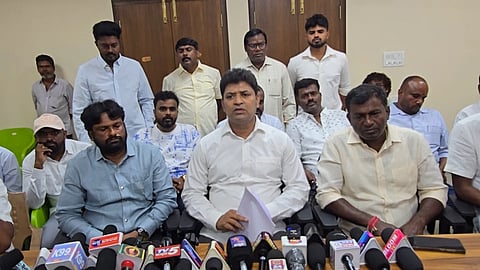 ಸುದ್ದಿಗೋಷ್ಠಿಯಲ್ಲಿ ಕಾಂಗ್ರೆಸ್​ ಮುಖಂಡ ಮದ್ದೂರಪ್ಪ ಮಾತನಾಡಿದರು. ಹಿರಿಯ ಮುಖಂಡ ಬಿ.ಪಿ.ರಮೇಶ್​, ಕಾಂಗ್ರೆಸ್​ ನಾಯಕರಾದ ಕರ್ಪೂರು ರಮೇಶ್​, ಶಂಭಯ್ಯ, ಬೆಸ್ತಮಾನಹಳ್ಳಿ ಯಲ್ಲಪ್ಪ, ಚಂದಾಪುರ ಕೃಷ್ಣಮೂರ್ತಿ, ಪುಷ್ಪರಾಜು ಇತರರು ಇದ್ದರು. 