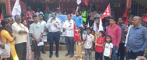 ಖಾಸಗಿ ಶಾಲೆಗಳಲ್ಲಿ ಹೆಚ್ಚುವರಿ ಶುಲ್ಕ ವಸೂಲಿ ಮಾಡುವುದನ್ನು ಖಂಡಿಸಿ ಆನೇಕಲ್​ನಲ್ಲಿ ಸಿಐಟಿಯು ಸಂಘಟನೆ ಸೇರಿ ಹಲವು ಸಂಘಟನೆಗಳಿಂದ ಪ್ರತಿಭಟನೆ ನಡೆಸಿದರು.