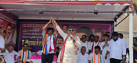 ತಮಿಳುನಾಡಿನ ಥಳಿ ವಿಧಾನಸಭಾ ೇತ್ರದ ಡಿಎಂಕೆ&ಕಾಂಗ್ರೆಸ್​ ಮೈತ್ರಿ ಅಭ್ಯರ್ಥಿ ಸಿಪಿಐ ಪದ ಟಿ.ರಾಮಚಂದ್ರನ್​ ಪರವಾಗಿ ಕರ್ನಾಟಕ ಉಪಮುಖ್ಯಮಂತ್ರಿ ಡಿ.ಕೆ.ಶಿವಕುಮಾರ್​ ಮತ್ತು ಸಾರಿಗೆ ಸಚಿವ ರಾಮಲಿಂಗಾರೆಡ್ಡಿ ಅಬ್ಬರದ ಪ್ರಚಾರ ನಡೆಸಿದರು. ಶಾಸಕ ಬಿ.ಶಿವಣ್ಣ, ಹೊಸೂರು ಶಾಸಕ ವೈ.ಪ್ರಕಾಶ್​, ಕೆಪಿಸಿಸಿ ಕಾರ್ಯದರ್ಶಿ ಎಂ.ಬಾಬುರೆಡ್ಡಿ, ಬಮೂಲ್​ ನಿರ್ದೇಶಕ ಆರ್​.ಕೆ.ರಮೇಶ್​ ಇದ್ದರು. 