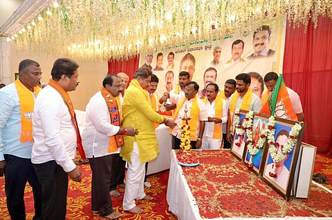 ತಮಿಳುನಾಡಿನ ಗಡಿ ತಳಿ ವಿಧಾನಸಭಾ ೇತ್ರದ ಚುನಾವಣೆ ಹಿನ್ನೆಲೆಯಲ್ಲಿ ಆನೇಕಲ್​ನ ಶ್ರೀಸಾಯಿ ರುಕ್ಮಿಣಿ ಮಹಲ್​ನಲ್ಲಿ ಆಯೋಜಿಸಿದ್ದ ಬಿಜೆಪಿಯ ಪ್ರಮುಖ ನಾಯಕರು ಹಾಗೂ ಕಾರ್ಯಕರ್ತರ ಮಹತ್ವದ ಸಭೆಯನ್ನು ಕರ್ನಾಟಕ ವಿಧಾನಸಭೆ ವಿರೋಧಪದ ನಾಯಕ ಆರ್​.ಅಶೋಕ್​ ಉದ್ಘಾಟಿಸಿದರು. ಕೇಂದ್ರದ ಮಾಜಿ ಸಚಿವ ಎ.ನಾರಾಯಣಸ್ವಾಮಿ,ಬೆಂಗಳೂರು ದಣ ಜಿಲ್ಲಾ ಬಿಜೆಪಿ ಉಪಾಧ್ಯ ಹುಲ್ಲಹಳ್ಳಿ ಸಿ.ಶ್ರೀನಿವಾಸ್​, ತಾಲೂಕು ಅಧ್ಯ ಎಸ್​.ಆರ್​.ಟಿ.ಅಶೋಕ್​ ರೆಡ್ಡಿ ಇದ್ದರು. 
