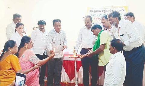 ಆನೇಕಲ್​ ತಾಲೂಕಿನ ಇಂಡ್ಲವಾಡಿ ಗ್ರಾಪಂನಲ್ಲಿ ಹಮ್ಮಿಕೊಂಡಿದ್ದ ಗ್ರಾಮ ಸಭೆಯನ್ನು ಆಡಳಿತಾಧಿಕಾರಿ ರುಕ್ಕು ಉದ್ಘಾಟಿಸಿದರು. ಗ್ರಾಪಂ ಆಡಳಿತಾಧಿಕಾರಿ ರುಕ್ಕು, ತಾಪಂ ಮಾಜಿ ಸದಸ್ಯ ಮಹದೇವಯ್ಯ, ತಾಪಂ ಚಾಂದ್​ ಪಾಷಾ, ಲೆಕ್ಕ ಸಹಾಯಕ ನಾಗಪ್ಪ, ಮುಖಂಡರಾದ ಅಶ್ವತ್ಥಪ್ಪ ಇತರರು ಇದ್ದರು. 