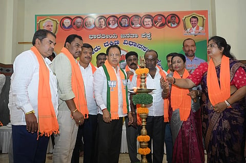ಬನ್ನೇರುಘಟ್ಟದ ಖಾಸಗಿ ಸಭಾಂಗಣದಲ್ಲಿ ಹಮ್ಮಿಕೊಂಡಿದ್ದ ಕಾರ್ಯಕರ್ತರ ಸಮಾವೇಶ ಮತ್ತು ಜವಾಬ್ದಾರಿ ಹಂಚಿಕೆ ಕಾರ್ಯಕ್ರಮವನ್ನು ಶಾಸಕ ಎಂ.ಕೃಷ್ಣಪ್ಪ ಉದ್ಘಾಟಿಸಿದರು. ಬೆಂ.ದಕ್ಷಿಣ ಗ್ರಾಮಾಂತರ ಬಿಜೆಪಿ ಮಂಡಲ ಅಧ್ಯಕ್ಷ ಯಾರಂಡಹಳ್ಳಿ ಹರೀಶ್​ ರೆಡ್ಡಿ, ಎಡಿಎ ಮಾಜಿ ಅಧ್ಯಕ್ಷ ರಾಜಶೇಖರ್​ ರೆಡ್ಡಿ, ಬೆಂ.ದಕ್ಷಿಣ ಬಿಜೆಪಿ ನಗರ ಮಂಡಲದ ಅಧ್ಯಕ್ಷ ಕೇಶವ್​ ರಾಜ್​, ಬಿಜೆಪಿ ನಾಯಕರು, ಕಾರ್ಯಕರ್ತರು ಇದ್ದರು.