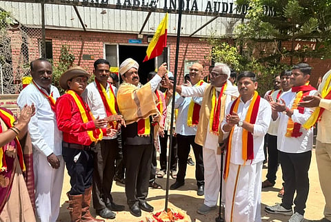 ಸಾಹಿತಿ ಜಗನ್ನಾಥ್​ ರಾವ್​ ಬಹುಳೆ ಅವರು ಕನ್ನಡ ಬಾವುಟವನ್ನು ಪ್ರದರ್ಶನ ಮಾಡುವ ಮೂಲಕ ಕಾರ್ಯಕ್ರಮಕ್ಕೆ ಚಾಲನೆ ನೀಡಿದರು. ಹಿರಿಯ ಸಾಹಿತಿ ತಾನಂ ಕುಮಾರಸ್ವಾಮಿ ಸೇರಿ ಗಣ್ಯರು ಇದ್ದಾರೆ.
