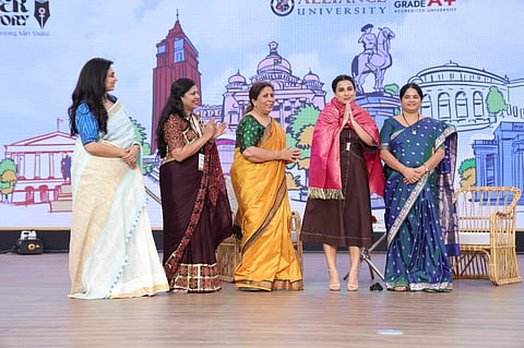 ಅಲಯನ್ಸ್​ ಸಾಹಿತ್ಯ ಹಬ್ಬದಲ್ಲಿ ವಿದ್ಯಾರ್ಥಿಗಳ ನೃತ್ಯ. (ಎಡಚಿತ್ರ) ಅಲಯನ್ಸ್​ ಸಾಹಿತ್ಯ ಹಬ್ಬದಲ್ಲಿ ನಟಿ ವಿದ್ಯಾ ಬಾಲನ್​ ಅವರನ್ನು ಸನ್ಮಾನಿಸಲಾಯಿತು.