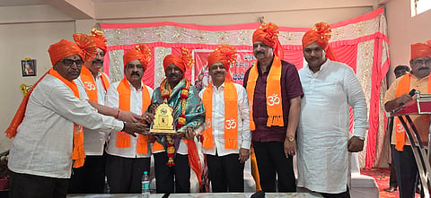 ಆನೇಕಲ್​ ತಾಲೂಕಿನ ಮರಾಠ ಭವನದಲ್ಲಿ ಆಯೋಜಿಸಿದ್ದ ಶಿವಾಜಿ ಜಯಂತಿಯಲ್ಲಿ ಕ್ಷತ್ರಿಯ ಮರಾಠ ಪರಿಷತ್​ ಅಧ್ಯಕ್ಷ ಎ.ಸುರೇಶರಾವ್​ ಸಾಟೆ, ಕಾರ್ಯದರ್ಶಿ ಸುನಿಲ್​ ರಾವ್​ ಚವ್ಹಾಣ್​, ಖಜಾಂಚಿ ವೆಂಕಟರಾವ್​ ಚವ್ಹಾಣ್​ ಇತರರು ಇದ್ದರು. 