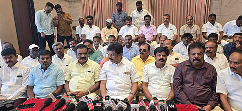 ಆನೇಕಲ್​ ತಾಲೂಕಿನ ಚಂದಾಪುರದಲ್ಲಿ ಆಯೋಜಿಸಿದ್ದ ಸುದ್ದಿಗೋಷ್ಠಿಯಲ್ಲಿ ಶಾಸಕ ಬಿ.ಶಿವಣ್ಣ ಮಾತನಾಡಿದರು. ಬಮುಲ್​ ನಿರ್ದೇಶಕ ಆರ್​. ಕೆ. ರಮೇಶ್​, ಬ್ಲಾಕ್​ ಕಾಂಗ್ರೆಸ್​ ಅಧ್ಯರಾದ ದೊಡ್ಡಹಾಗಡೆ ಹರೀಶ್​, ರುಪತಿ ರೆಡ್ಡಿ ಇತರರು ಇದ್ದರು.