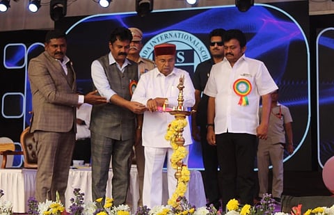 ಆನೇಕಲ್​ ತಾಲೂಕಿನ ಅತ್ತಿಬೆಲೆಯಲ್ಲಿ ಶಾರದಾ ಇಂಟರ್​ ನ್ಯಾಷನಲ್​ ಶಾಲೆಯಲ್ಲಿ ಆಯೋಜಿಸಿದ್ದ ಕ್ರೀಡಾ ಸಂಕೀರ್ಣವನ್ನು ರಾಜ್ಯಪಾಲ ಥಾವರ್​ ಚಂದ್​ ಗೆಹಲೋತ್​ ಉದ್ಘಾಟಿಸಿದರು. ತಮಿಳುನಾಡು ಥಳಿ ವಿಧಾನಸಭಾ ಕ್ಷೇತ್ರದ ಶಾಸಕ ರಾಮಚಂದ್ರನ್​, ವಿಧಾನ ಪರಿಷತ್​ ಸದಸ್ಯ ಪುಟ್ಟಣ್ಣ, ಶಾರದಾ ಸಮೂಹ ಸಂಸ್ಥೆಗಳ ಮುಖ್ಯಸ್ಥ ಯೋಗೇಶ್​ ಕೃಷ್ಣಪ್ಪ ಇದ್ದರು. 