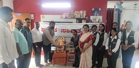 ಆನೇಕಲ್​ನ ರಾಮಕೃಷ್ಣಾಪುರದ ಕವಿ ಡಾ.ವೇದಾವತಿ, ಸಿ.ರಾವ್​ ಅವರ ನಿವಾಸದಲ್ಲಿ ಕಸಾಪದಿಂದ  ಎಸ್​.ಜಾನಕಿ ಹಾಗೂ ಪೊಲೀಸ್​ ಅಧಿಕಾರಿ ಎಸಿಪಿ ರಮೇಶ್​ ಅವರ ಸ್ಮರಣಾರ್ಥ ಹಮ್ಮಿಕೊಂಡಿದ್ದ ಶ್ರದ್ಧಾಂಜಲಿ ಕಾರ್ಯಕ್ರಮವನ್ನು ಆಧ್ಯಾತ್ಮಿಕ ಚಿಂತಕ ಅರವಿಂದ್​ ಉದ್ಘಾಟಿಸಿದರು. ರಂಗಭೂಮಿ ಕಲಾವಿದ ಇಗ್ಗಳೂರು ನಾಗೇಂದ್ರ, ಸಿಂಗಸಂದ್ರ ರಾಮಚಂದ್ರ, ಕವಿ ಡಾ.ವೇದಾವತಿ ಬಿ.ರಾವ್​, ಕವಿ ಬಸವರಾಜ, ಕಸಾಪ ಆದೂರು ಪ್ರಕಾಶ್​, ಅಪ್ಸರ್​ ಅಲಿ ಖಾನ್​ ಇದ್ದರು.