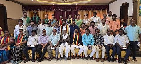 ಆನೇಕಲ್​ ತಾಲೂಕು ವ್ಯಾಪ್ತಿಯ ಕೆಲವು ಗ್ರಾಮ ಪಂಚಾಯಿತಿಗಳನ್ನು ಗ್ರೇಟರ್​ ಬೆಂಗಳೂರು ವ್ಯಾಪ್ತಿಗೆ ಸೇರಿಸಲು ಮುಂದಾಗಿರುವ ಹಿನ್ನೆಲೆ ಸೋಮವಾರ ಚಂದಾಪುರದಲ್ಲಿ ವಿಚಾರಗೋಷ್ಠಿ ನಡೆಸಲಾಯಿತು. ತಾಪಂ ಮಾಜಿ ಸದಸ್ಯ ಆನಂದ್​, ಪತ್ರಕರ್ತರ ಸಂಘದ ಅಧ್ಯಕ್ಷ ಅಮರೇಶ್​, ವಿಚಾರವಾದಿ ಬರಹಗಾರ ಸಿ.ಆರ್​. ವಿಜಯ್​ ಕುಮಾರ್​,ರೆಡ್ಡಿ, ಪ್ರಸನ್ನ ಕುಮಾರ್​, ವಕೀಲ ಮೂರ್ತಿ ಕುಮಾರ್​, ಗೌರಿ ಶಂಕರ್​, ಗಿರಿಜಾ, ಸುಭದ್ರ, ಪ್ರಮೀಳಾ, ನೇತ್ರಾ ಉಪಸ್ಥಿತರಿದ್ದರು.