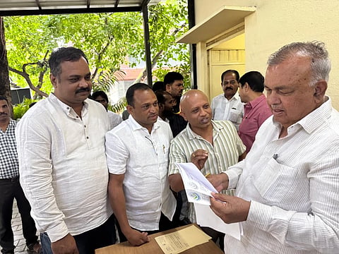 ಶಾಸಕ ಬಿ.ಶಿವಣ್ಣ ದಾಖಲೆಯ ಪತ್ರಗಳನ್ನು ರೈತರಿಗೆ ನೀಡಿದರು.