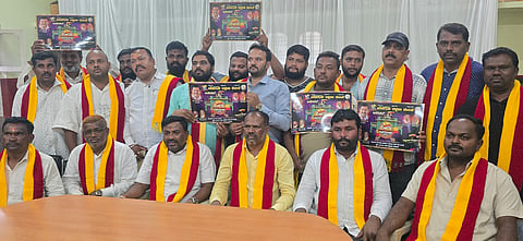 ಆನೇಕಲ್​ನಲ್ಲಿ ಹಮ್ಮಿಕೊಂಡಿದ್ದ ಸುದ್ದಿಗೋಷ್ಠಿಯಲ್ಲಿ ಕರವೇ ಹೊತ್ತಿಗೆಯನ್ನು ರಾಜ್ಯ ಉಪಾಧ್ಯಕ್ಷ ಲೊಕೇಶ್​ ಗೌಡ ಬಿಡುಗಡೆ ಮಾಡಿದರು. ಕರವೇ ಜಿಲ್ಲಾ ಕಾರ್ಯಾಧ್ಯಕ್ಷ ಮಂಜುನಾಥ್​, ಮುಖಂಡರಾದ ಮಹೇಶ್​, ಸುನೀಲ್​, ಕಾವೇರಣ್ಣ, ವಿಶ್ವನಾಥ್​, ಶೇಖರ್​, ಮುಸ್ತಾಕ್​, ಬಾಲರಾಜ್​, ಸನತ್​ ಇತರರು ಇದ್ದರು.