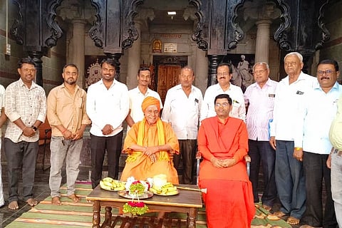 ಮುಂಡರಗಿ ಪಟ್ಟಣದ ಜಗದ್ಗುರು ಅನ್ನದಾನೀಶ್ವರ Annadanishwar ಸಂಸ್ಥಾನಮಠದಲ್ಲಿ ಬುಧವಾರ ಜಗದ್ಗರು ಅನ್ನದಾನೀಶ್ವರ ಮಠದ 2026ನೇ ಸಾಲಿನ ಜಾತ್ರಾ ಮಹೋತ್ಸವದ ಪೂರ್ವಭಾವಿ ಸಭೆಯಲ್ಲಿ ಜಾತ್ರಾ ಸಮಿತಿ ನೂತನ ಪದಾಧಿಕಾರಿಗಳನ್ನು ಶ್ರೀಗಳು ಆಶೀರ್ವದಿಸಿದರು. ನಾಡೋಜ ಡಾ.ಅನ್ನದಾನೀಶ್ವರ ಶಿವಯೋಗಿಗಳವರು, ಡಾ.ಮಲ್ಲಿಕಾರ್ಜುನ ಸ್ವಾಮೀಜಿ, ಡಾ.ಬಿ.ಜಿ. ಜವಳಿ, ಕರಬಸಪ್ಪ ಹಂಚಿನಾಳ, ಆರ್.ಎಲ್. ಪೋಲೀಸ ಪಾಟೀಲ, ಎಸ್.ಬಿ.ಕೆ. ಗೌಡರ ಇತರರಿದ್ದರು.