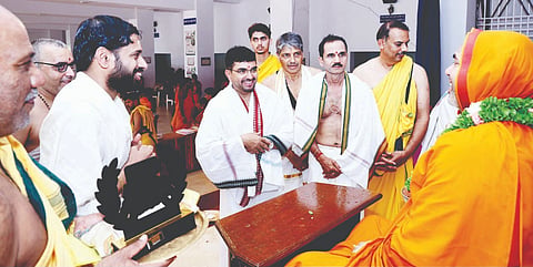 ಗೋಕರ್ಣದ ಅಶೋಕೆಯಲ್ಲಿ 33ನೇ ಅನ್ನಬ್ರಹ್ಮ ಚಾತುರ್ಮಾಸ್ಯ ವ್ರತನಿರತ ಶ್ರೀ ರಾಘವೇಶ್ವರ ಭಾರತೀ ಸ್ವಾಮೀಜಿ ಅವರನ್ನು ಖ್ಯಾತ ದೈವಜ್ಞ ವಿಷ್ಣು ಪೂಚಕ್ಕಾಡು, ಯಲ್ಲಾಪುರ ವಿಶ್ವದರ್ಶನ ಶಿಕ್ಷಣ ಸಂಸ್ಥೆ ಅಧ್ಯಕ್ಷ ಹರಿಪ್ರಕಾಶ ಕೋಣೆಮನೆ ಮತ್ತು ಖ್ಯಾತ ಜ್ಯೋತಿಷಿ ಗೋಪಾಲಕೃಷ್ಣ ಭಟ್ಟ ಹಂಡ್ರಮನೆ ಬುಧವಾರ ಭೇಟಿಯಾಗಿ ಆಶೀರ್ವಾದ ಪಡೆದರು.