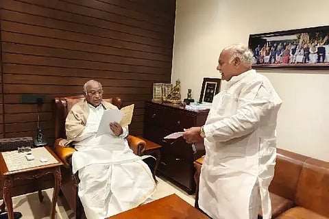 ಬೆಂಗಳೂರಿನಲ್ಲಿ ರಾಜ್ಯಸಭೆ ಪ್ರತಿಪಕ್ಷ ನಾಯಕ ಮಲ್ಲಿಕಾರ್ಜುನ ಖರ್ಗೆಯವರಿಗೆ ಸಚಿವ ಶಿವಾನಂದ ಪಾಟೀಲ ಶುಕ್ರವಾರ ಮನವಿ ಸಲ್ಲಿಸಿದರು.