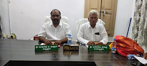 ಕಲಬುರಗಿಯ ಎಪಿಎಂಸಿ ನೂತನ ಅಧ್ಯಕ್ಷ ಮಂಜುನಾಥ ಅಂಜುಟಗಿ ಅಧ್ಯತೆಯಲ್ಲಿ ಗುರುವಾರ ಪ್ರಥಮ ಸಭೆ ಜರುಗಿತು. ಉಪಾಧ್ಯ ಬಸವರಾಜ ಜಿವಣಗಿ ಇದ್ದರು.