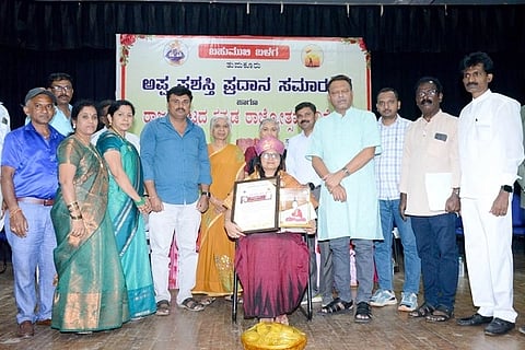 ತುಮಕೂರಿನ ಬಹುಮುಖಿ ಬಳಗದಿಂದ ವತಿಯಿಂದ ಕವಯತ್ರಿ ದೀಪದಮಲ್ಲಿ ಅವರಿಗೆ  ಅಪ್ಪ ಪ್ರಶಸ್ತಿಯನ್ನು ಡಾ.ಬಂಜಗೆರೆ ಜಯಪ್ರಕಾಶ್​ ಪ್ರದಾನ ಮಾಡಿದರು. ಬಾ.ಹ.ರಮಾಕುಮಾರಿ, ಮಲ್ಲಿಕಾಬಸವರಾಜು, ಹಡವನಹಳ್ಳಿ ವೀರಣ್ಣಗೌಡ, ಡಾ.ರವಿಕುಮಾರ್​ ನೀಹ, ಕಪಿಲ ಪಿ.ಹುಮನಾಬಾದ್​, ಮಂಜುನಾಥ್​ ದಂಡಿನಶಿವರ ಮತ್ತಿತರರು ಇದ್ದರು. 