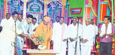 ಹರಪನಹಳ್ಳಿ ತಾಲೂಕಿನ ಅರಸೀಕೆರೆಯಲ್ಲಿ ‘ಶನೇಶ್ವರ ಮಹಾತ್ಮೆ’ ನಾಟಕ ಪ್ರದರ್ಶನ ಕಾರ್ಯಕ್ರಮವನ್ನು ಸಿಪಿಐ ಮಹಾಂತೇಶ್ ಜಿ.ಸಜ್ಜನ್ ಉದ್ಘಾಟಿಸಿದರು. 