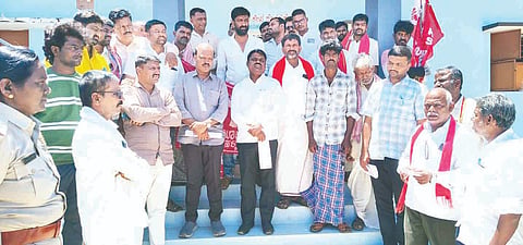  ಫಸಲ್ ಬಿಮಾ ಯೋಜನೆಯಲ್ಲಿ ಮಧ್ಯವರ್ತಿಗಳ ಹಾವಳಿ ಖಂಡಿಸಿ ಹರಪನಹಳ್ಳಿ ತಾಲೂಕಿನ ಹಾರಕನಾಳು ಗ್ರಾಮದಲ್ಲಿ ತಹಸೀಲ್ದಾರ್ ಬಿ.ವಿ.ಗಿರೀಶ್ ಬಾಬುಗೆ ಅಖಿಲ ಭಾರತ ಕಿಸಾನ್ ಸಭಾದಿಂದ ಮನವಿ ಸಲ್ಲಿಸಲಾಯಿತು. 