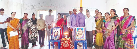 ಹರಪನಹಳ್ಳಿ ಸರ್ಕಾರಿ ನೌಕರರ ಭವನದಲ್ಲಿ ಆಯೋಜಿಸಿದ್ದ ಬೇಸಿಗೆ ಶಿಬಿರದಲ್ಲಿ ಸಾವಿತ್ರಿಬಾಯಿ ಫುಲೆ ಭಾವಚಿತ್ರಕ್ಕೆ ಗೌರವ ಸಲ್ಲಿಸಲಾಯಿತು.