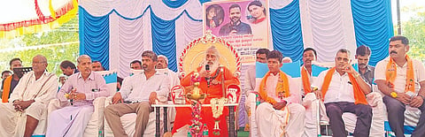 ಹರಪನಹಳ್ಳಿ ತಾಲೂಕಿನ ಉಚ್ಚಂಗಿದುರ್ಗ ಗ್ರಾಮದಲ್ಲಿ ವೀರಾಂಜನೆಯ ಸ್ವಾಮಿ ದೇವಸ್ಥಾನ ಉದ್ಘಾಟನೆ ಹಾಗೂ ಮೂರ್ತಿ ಪ್ರಾಣಪ್ರತಿಷ್ಠಾಪನೆ ಕಾರ್ಯಕ್ರಮದಲ್ಲಿ ರಾಮಘಟ್ಟ ಪುರವರ್ಗ ಮಠದ ರೇವಣಸಿದ್ದೇಶ್ವರ ಶಿವಾಚಾರ್ಯ ಸ್ವಾಮೀಜಿ ಆಶೀರ್ವಚನ ನೀಡಿದರು.