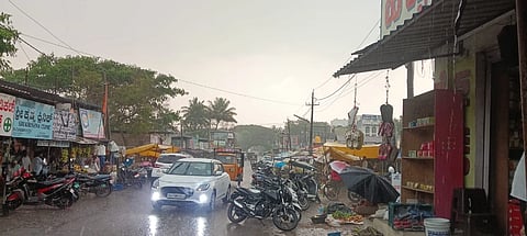 ಅರಕಲಗೂಡು ದಿನವಹಿ ಮಾರುಕಟ್ಟೆ ಪ್ರದೇಶದಲ್ಲಿ ಬುಧವಾರ ಬಿದ್ದ ಮಳೆಗೆ ವ್ಯಾಪಾರ ಸ್ತಬ್ಧಗೊಂಡಿತ್ತು.