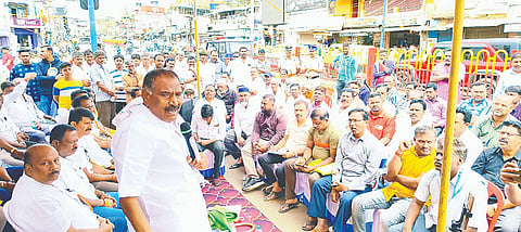  ಅರಸೀಕೆರೆ ನಗರದಲ್ಲಿ ಕೇಬಲ್ ಅಳವಡಿಕೆ ಕಾಮಗಾರಿಗೆ ಕೆ.ಎಂ.ಶಿವಲಿಂಗೇಗೌಡ ಚಾಲನೆ ನೀಡಿ ಮಾತನಾಡಿದರು. ಕೃಷ್ಣಮೂರ್ತಿ, ಜಯಪ್ಪ, ಗಂಗಣ್ಣ, ರೇವಣ್ಣ ಇತರರಿದ್ದರು.